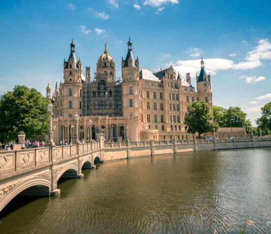 Ein sonniger Tag in Schwerin und im Schweriner Schloss Das Schweriner Schloss von vorne