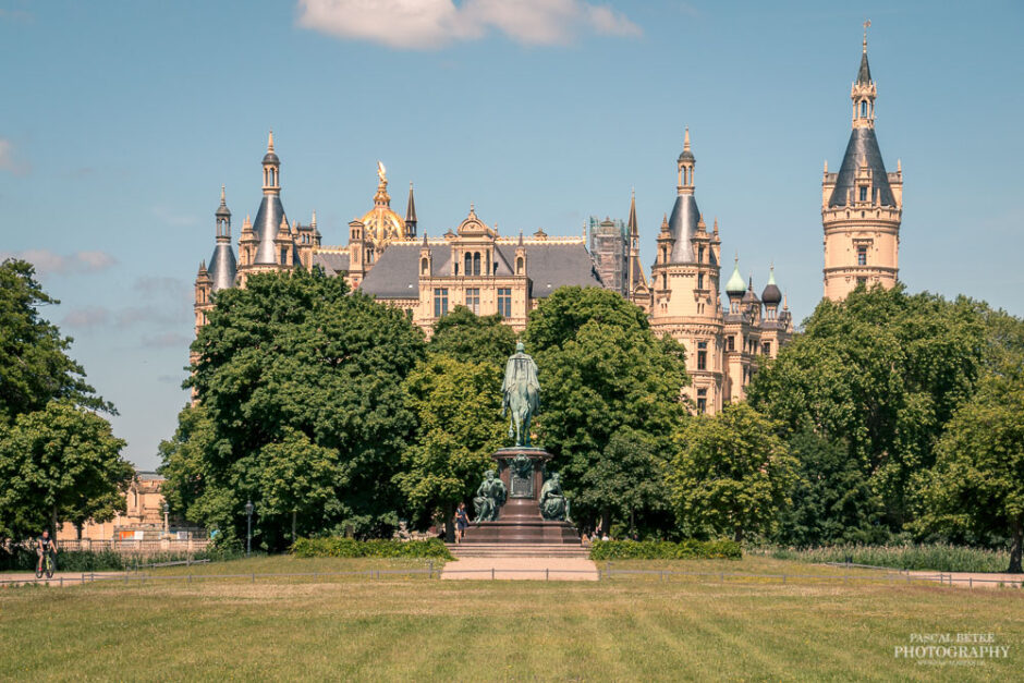 Das Schweriner Schloss vom Schlossgarten aus