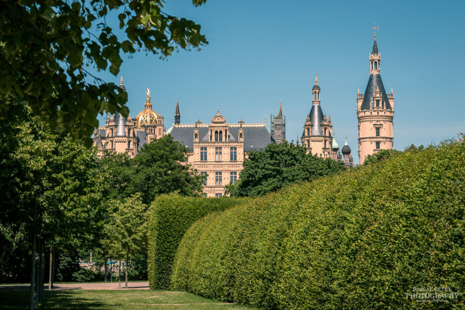 Das Schweriner Schloss vom Schlossgarten aus