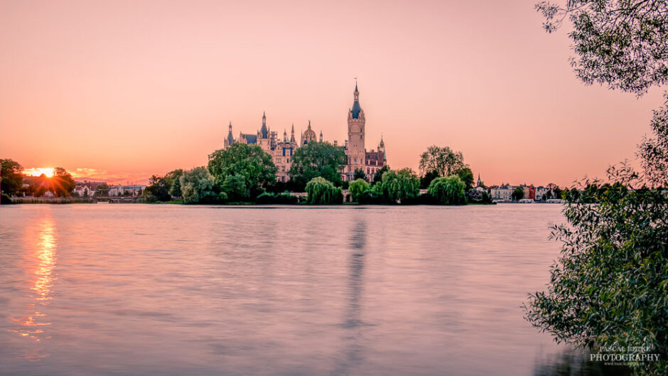 Das Schweriner Schloss im Sonnenuntergang