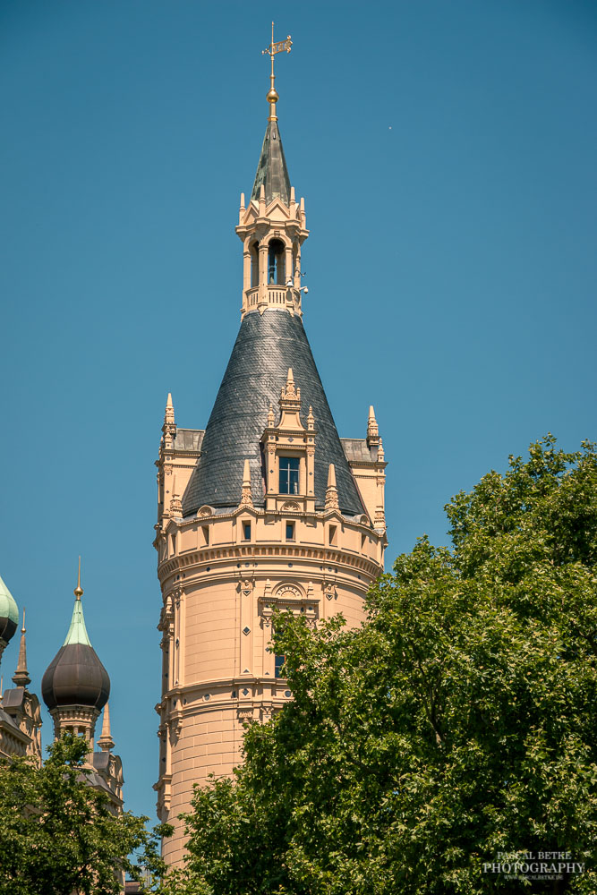 Schweriner Schloss Turm vom Schlossgarten aus gesehen