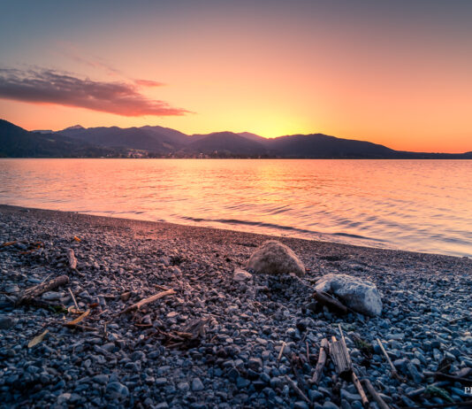 Ein Tag in Kreuth am Tegernsee Sonnenuntergang in Kreuth am Tegernsee in Bayern mit Steinen im Vordergrund