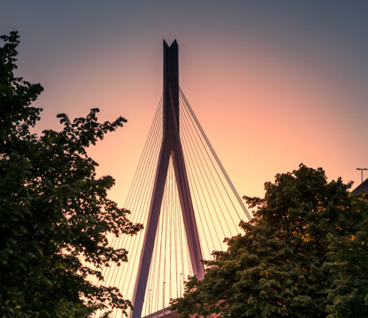 Köhlbrandbrücke gesperrt – Ein Fotowalk Die Köhlbrandbrücke im Sonnenuntergang von der Nippoldstraße aus gesehen