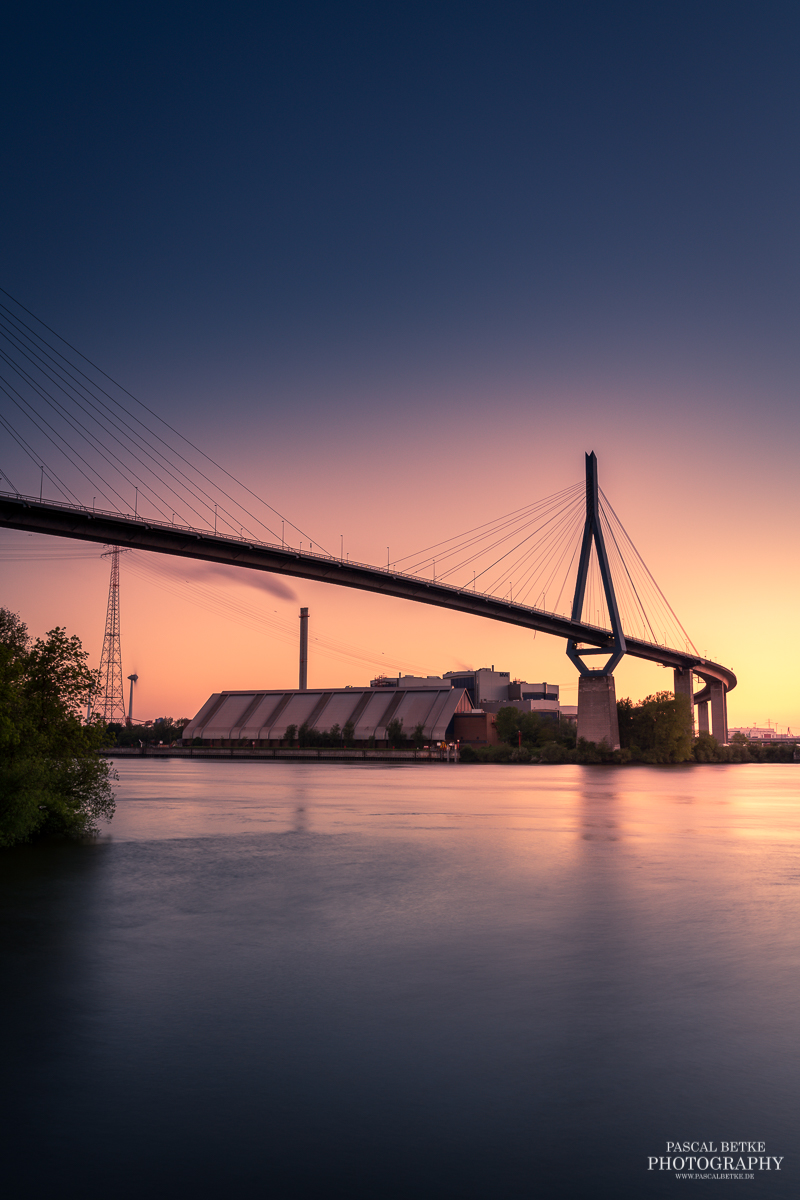 Die Köhlbrandbrücke im Sonnenuntergang von der Brücke aus gesehen