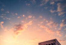 Foto des Monats Oktober 2024 Foto des Monats Oktober 2021 - Strandkorb im Sonnenuntergang in St. Peter-Ording