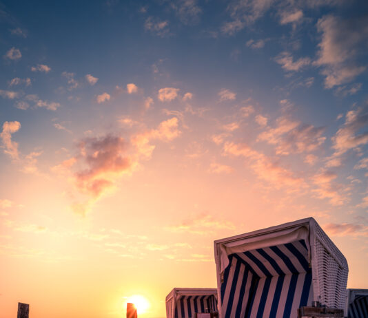 Foto des Monats Oktober 2024 Foto des Monats Oktober 2021 - Strandkorb im Sonnenuntergang in St. Peter-Ording